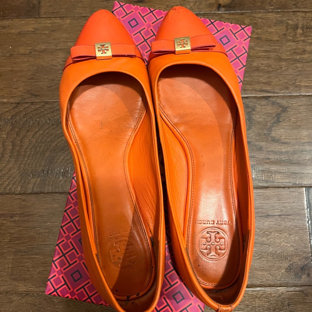 Tory Burch Hugo Orange Ballet Flats with Logo Emblem